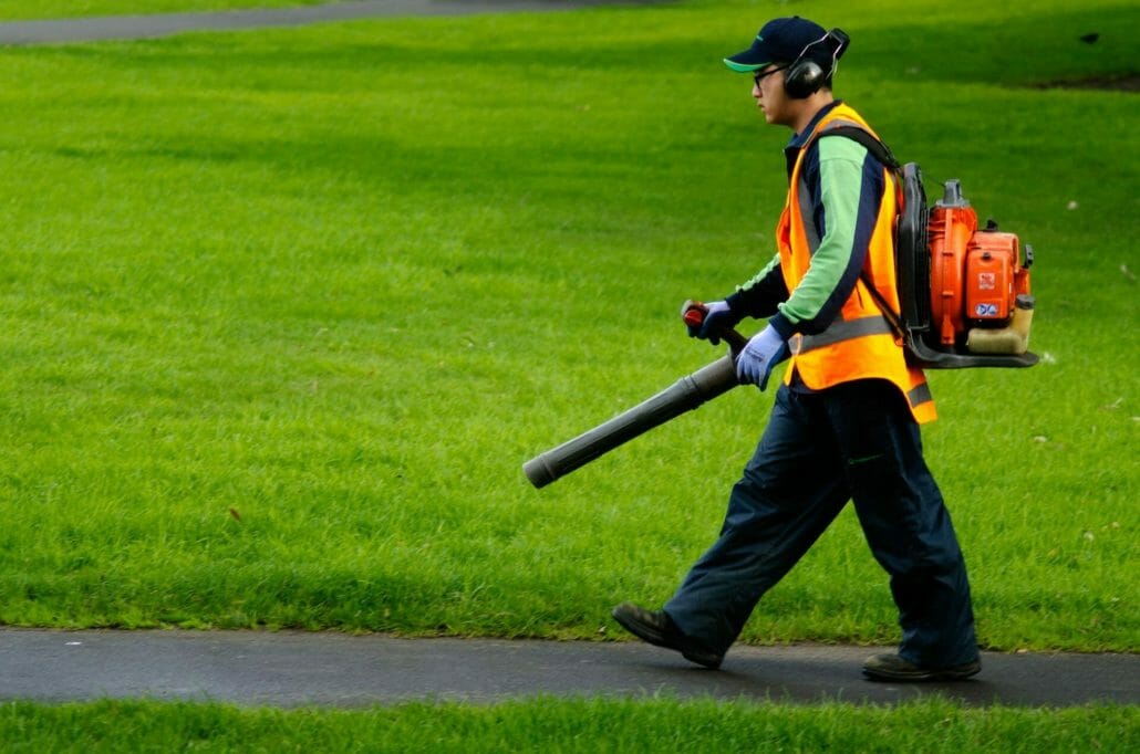 Landscaper-using-leaf-blower